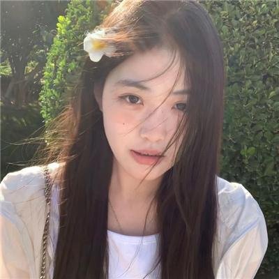 第五集插画：树林和岩壁之间，橙色背心换成印有字样的土黄色短袖，旁边出现黑衣长发女子与浅色外套，男主站在两人侧面，另一名同伴从画面边缘进入