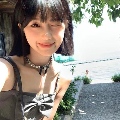 第六集插画：海滩与树荫成为多人活动的新地点，几名女性穿着沾湿或破损的日常服装，在岩壁、水边和浅滩附近停留