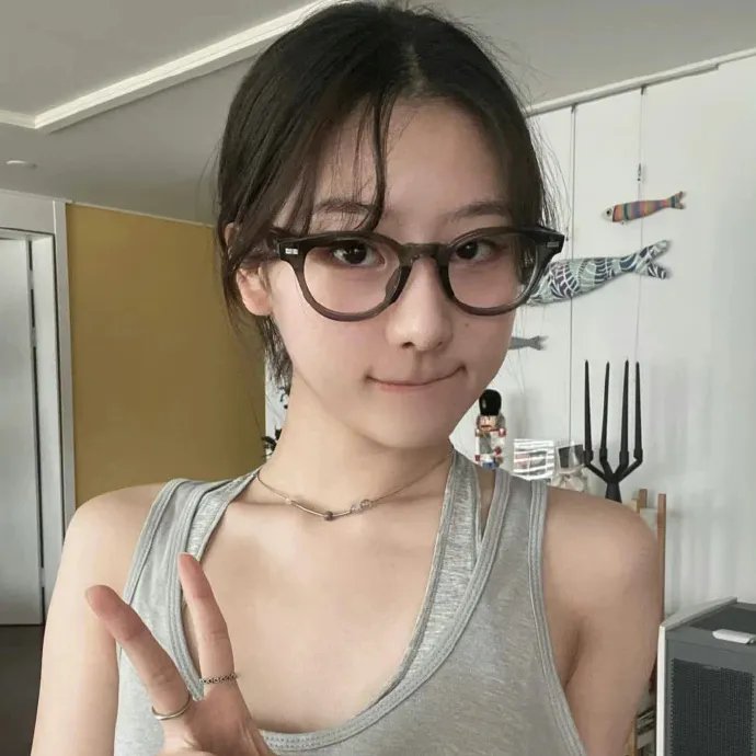 第九集插画：求生中的照应、营地里的共同生活以及多次救援，让原本分开的关系不断重新组合，多名女性的位置被火光和夜色同时重新分配